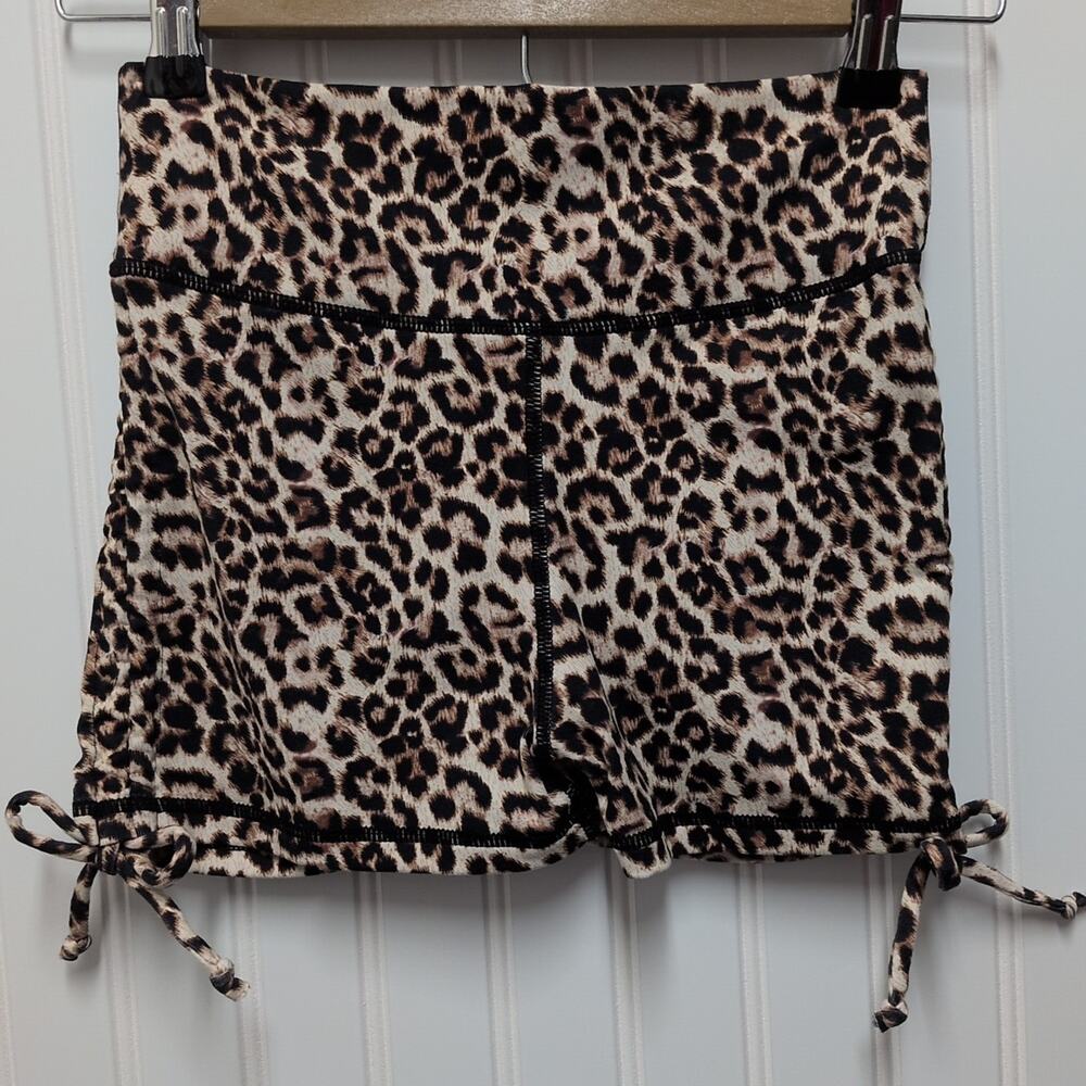ZYIA Active Brilliant Double Scrunchy Hustle Booty Shorts Womens M Leopard Print